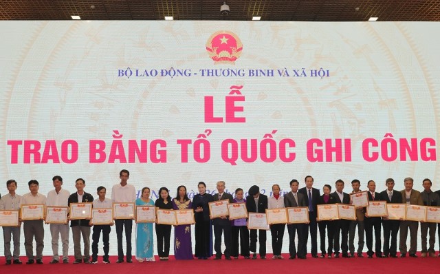 Chủ tịch Quốc hội Nguyễn Thị Kim Ngân trao bằng Tổ quốc ghi công cho các gia đình thân nhân liệt sỹ